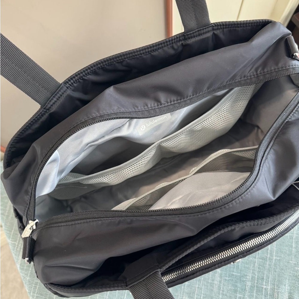 Lululemon New Parent Tote 20L in Black New with Tag - Picture 13 of 15